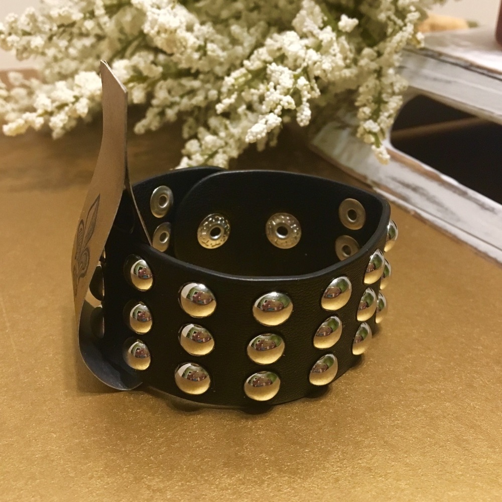 Black Faux Leather Bracelet⚜️
